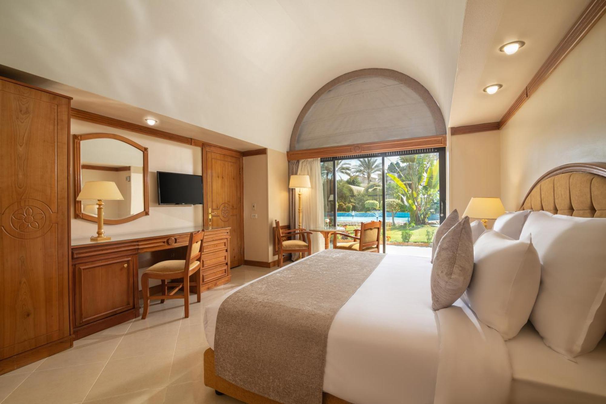 Jaz Pyramids Resort Kafr Ghatati Esterno foto