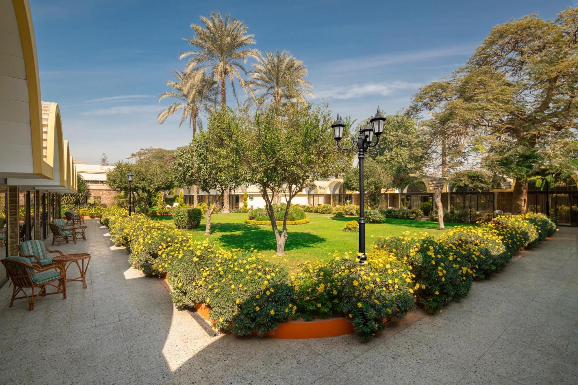 Jaz Pyramids Resort Kafr Ghatati Esterno foto