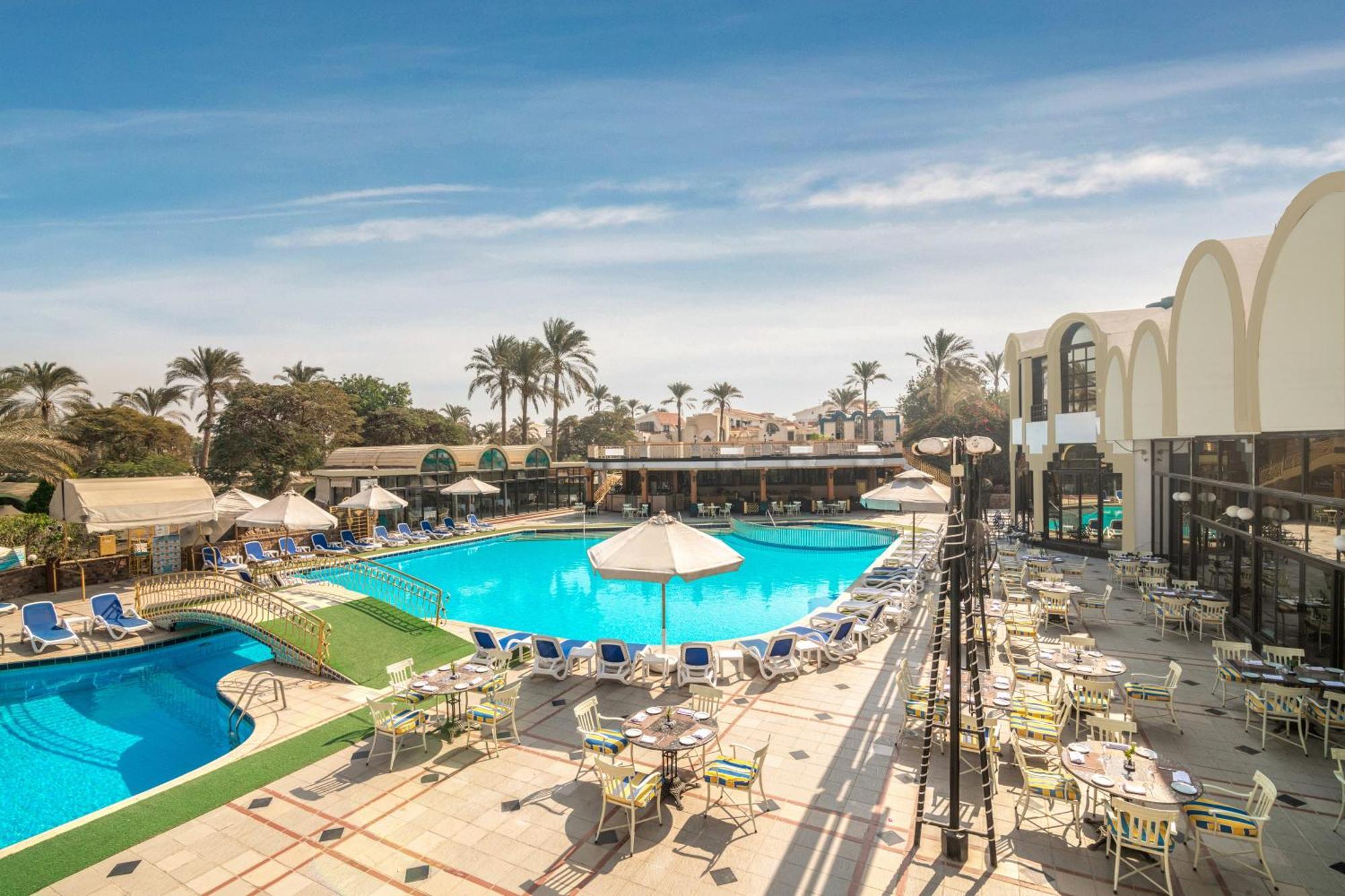 Jaz Pyramids Resort Kafr Ghatati Esterno foto