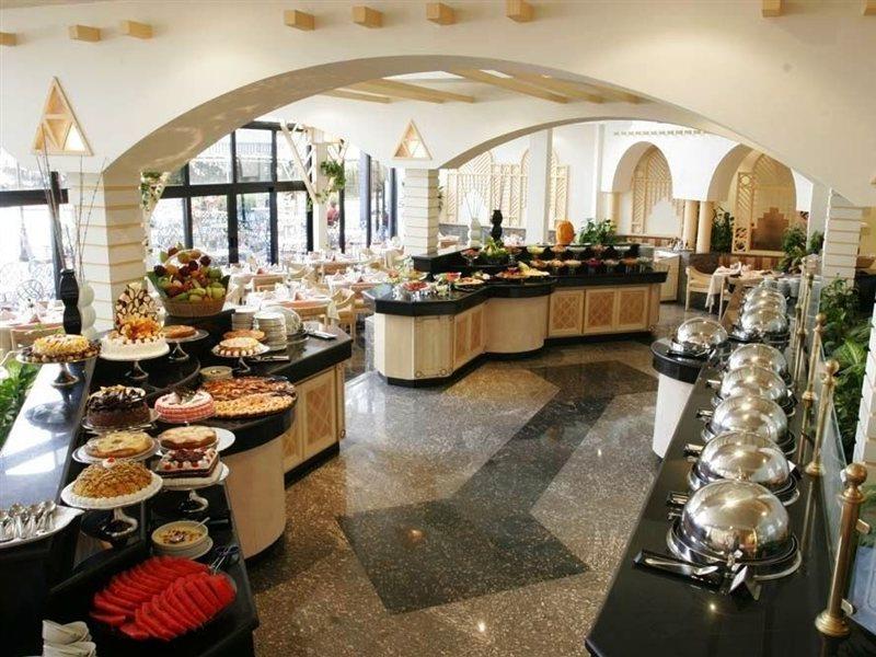 Jaz Pyramids Resort Kafr Ghatati Esterno foto