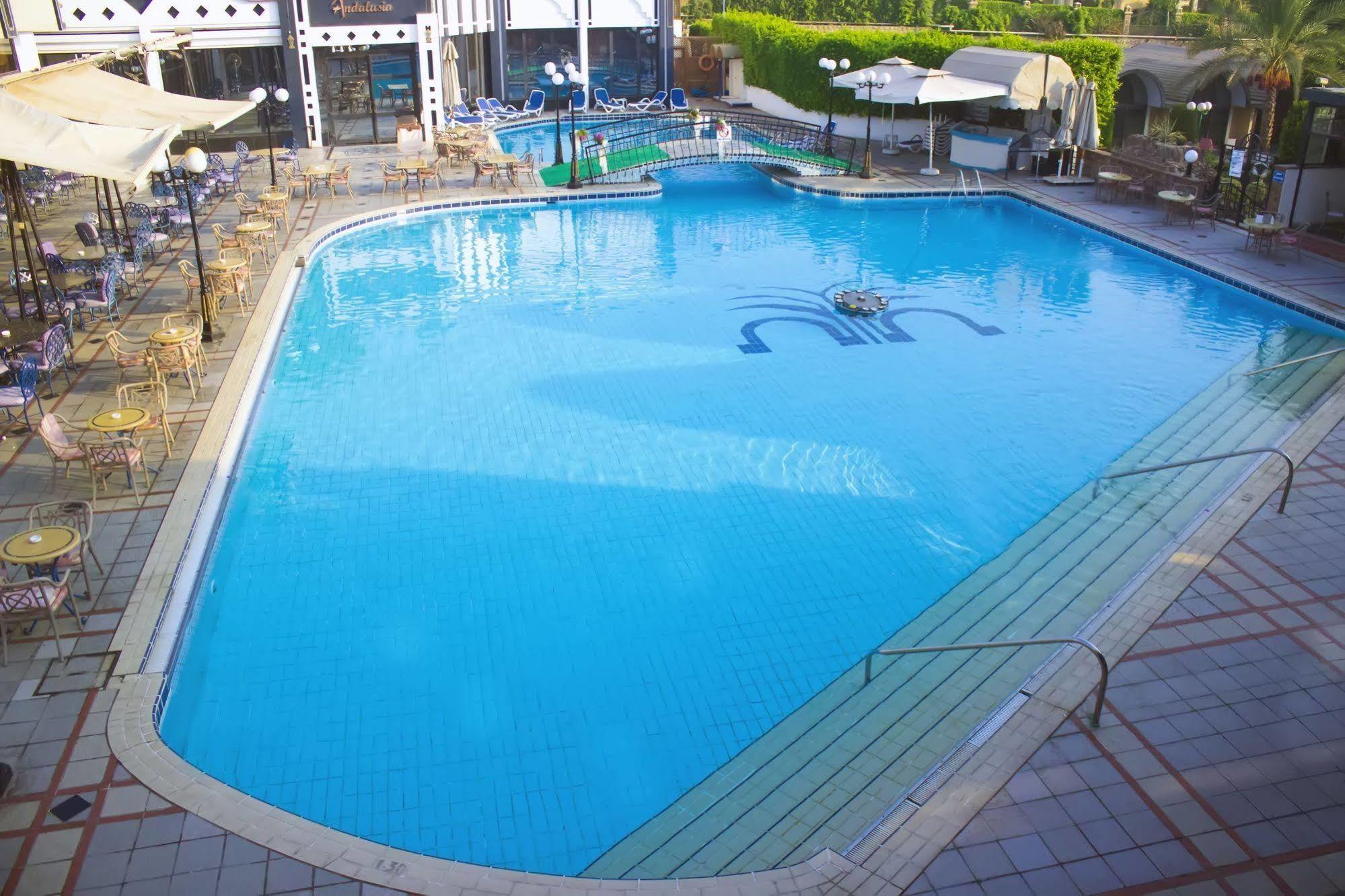 Jaz Pyramids Resort Kafr Ghatati Esterno foto