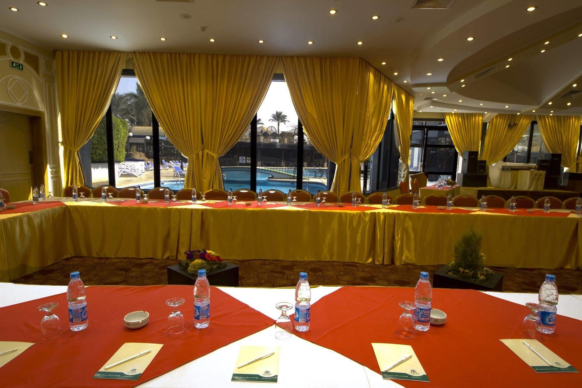 Jaz Pyramids Resort Kafr Ghatati Esterno foto