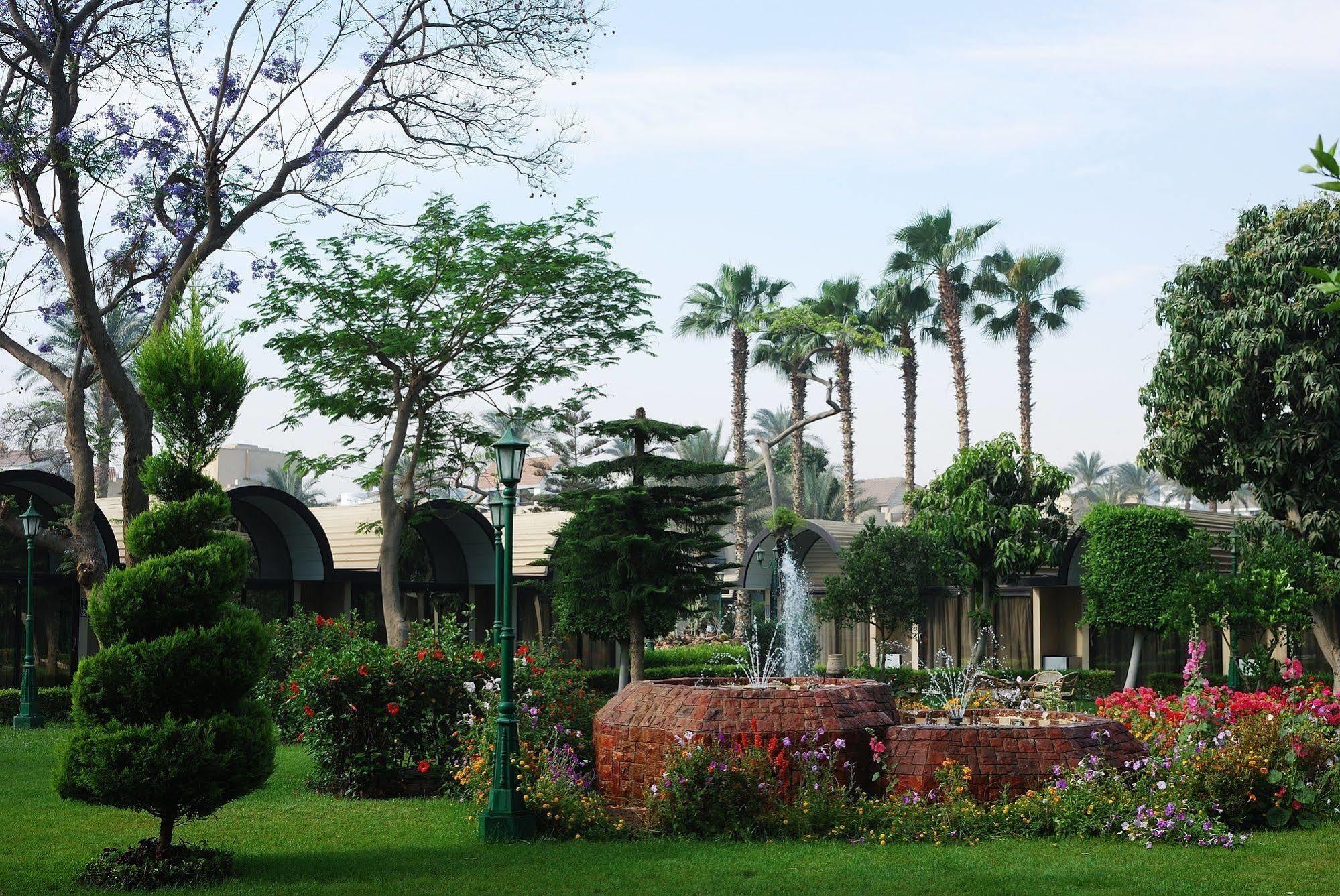 Jaz Pyramids Resort Kafr Ghatati Esterno foto